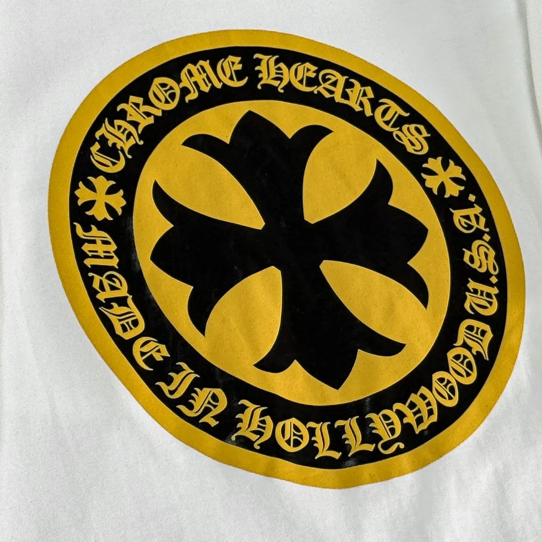 P170 Chrome Hearts 25 high-end versions. The fabric is made of 300 grams of high-density pure cotton. It does not deform or shrink. It has three labels. It is the same style for men and women. Technology: suede foaming + digital printing. Color: white, black. SIZE: S-XL.